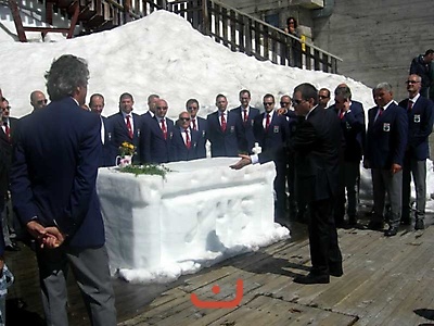 Intorno all'altare di neve dove si è celebrata la Messa
