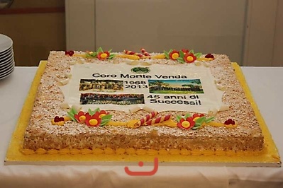 	Il dolce con le foto dell'anniversario