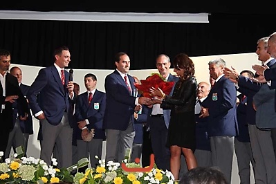 Giovanni consegna un presente all'assessore