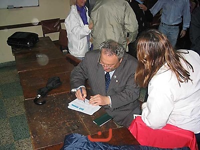 Gianni rilascia autografi